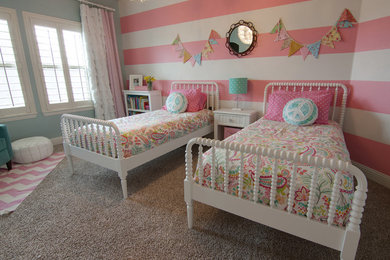 Traditional kids' bedroom in Dallas with carpet and multi-coloured walls for kids 4-10 years old and girls.