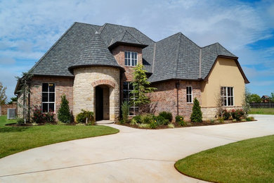 Example of a classic exterior home design in Oklahoma City
