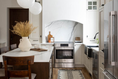 Kitchen - transitional kitchen idea in Calgary