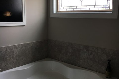 Mittelgroßes Modernes Badezimmer En Suite in Atlanta
