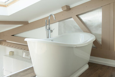 Cette image montre une salle de bain nordique.