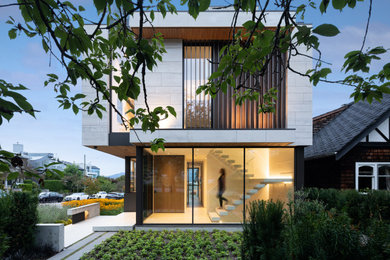 Diseño de fachada de casa actual pequeña de tres plantas con revestimientos combinados y tejado plano