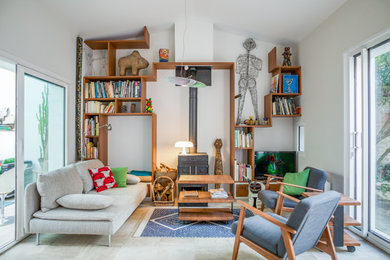 This is an example of an eclectic living room in Dijon.