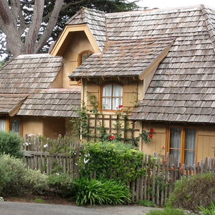 Großes, Zweistöckiges, Beigefarbenes Shabby-Look Einfamilienhaus mit Holzfassade, Satteldach und Ziegeldach in San Francisco