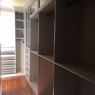 Réalisation d'un dressing et rangement asiatique de taille moyenne.