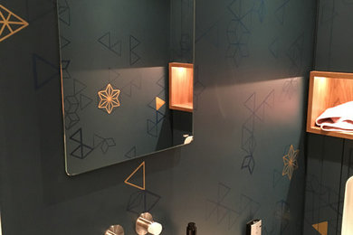 パリにあるコンテンポラリースタイルのおしゃれなトイレ・洗面所 (青い壁) の写真