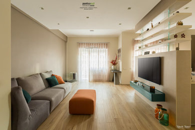 Idee per un soggiorno minimal di medie dimensioni e aperto con pavimento in gres porcellanato e TV autoportante