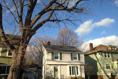 Mid-sized traditional two-story vinyl exterior home idea in Cleveland