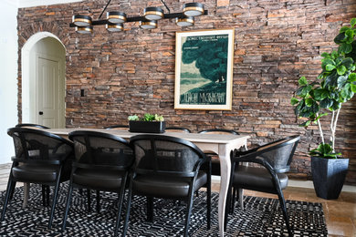Imagen de comedor actual de tamaño medio abierto con paredes blancas y suelo de travertino