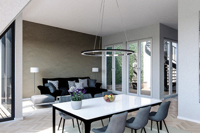 Großes, Offenes Modernes Wohnzimmer mit hellem Holzboden in Berlin
