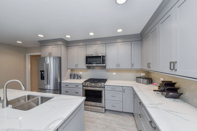 Example of a classic kitchen design in Las Vegas