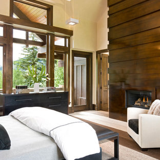 На фото: спальни в современном стиле с фасадом камина из металла