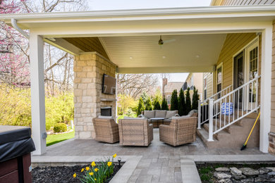 This is an example of a modern porch design in Columbus.