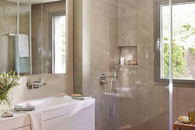 This is an example of a contemporary bathroom in Seville.