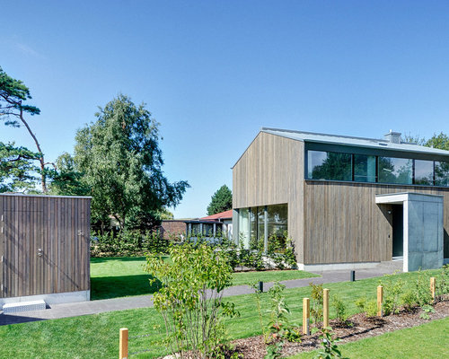 Neubau eines Ferienhauses mit Holzfassade und hellem Lichtband am Meer