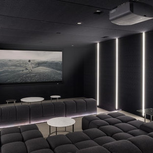 Aménagement d'une salle de cinéma contemporaine fermée avec un mur noir, moquette, un écran de projection et un sol beige.