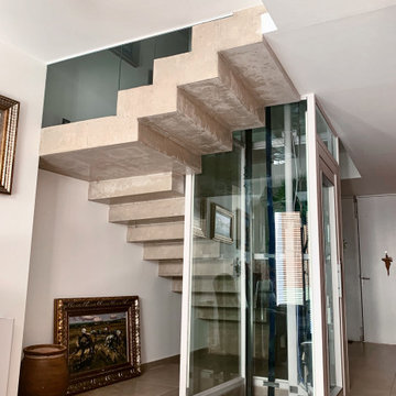 Ascensor de vidrio | Escalera de hormigón visto | Núcleo de comunicación vertica