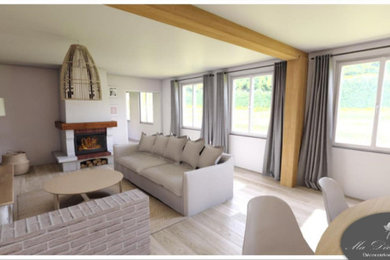 Cette image montre un grand salon nordique fermé avec un mur beige, parquet clair, une cheminée standard et un téléviseur indépendant.
