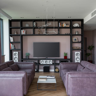 Idéer för funkis vardagsrum, med rosa väggar, mellanmörkt trägolv, en fristående TV och brunt golv