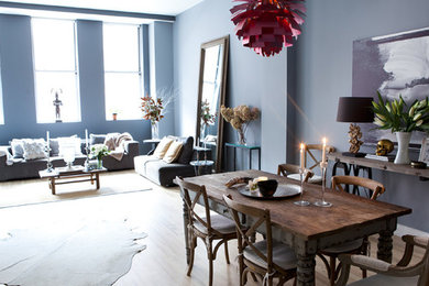 Example of a minimalist living room design in New York