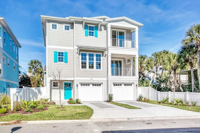 Example of an exterior home design in Jacksonville