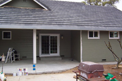Inspiration for a mid-sized timeless gray one-story concrete fiberboard exterior home remodel in Sacramento with a shingle roof