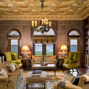 Diseño de salón para visitas cerrado, mediterráneo, grande, con paredes multicolor, suelo de madera oscura, chimenea tradicional y marco de chimenea de yeso