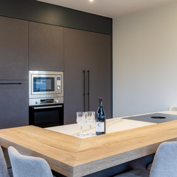 Création dune cuisine ouverte avec coin repas dans un pavillon contemporrain
