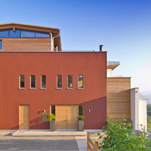 Großes, Drei- oder mehrstöckiges, Rotes Modernes Einfamilienhaus mit Putzfassade und Satteldach in Sonstige