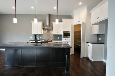 Kitchen - mid-sized traditional kitchen idea in Kansas City