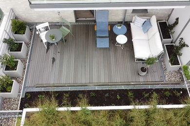 Mittelgroße, Unbedeckte Klassische Dachterrasse mit Kübelpflanzen und Mix-Geländer in München