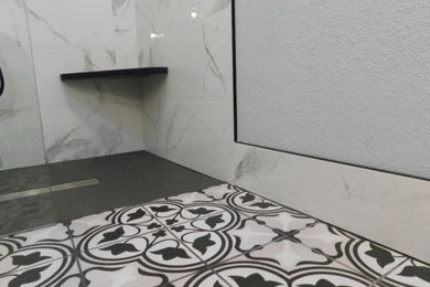 Example of a bathroom design in Dallas