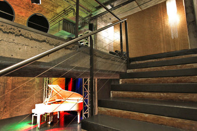 他の地域にある高級な巨大なインダストリアルスタイルのおしゃれな直階段 (コンクリートの蹴込み板、金属の手すり) の写真