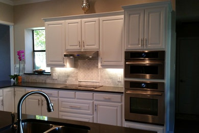 Example of a kitchen design in Dallas