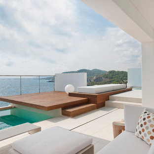 Exempel på en mycket stor modern takterass, rektangulär träningspool, med kakelplattor