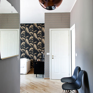 Idéer för mellanstora eklektiska foajéer, med grå väggar, mellanmörkt trägolv, en enkeldörr, en vit dörr och brunt golv