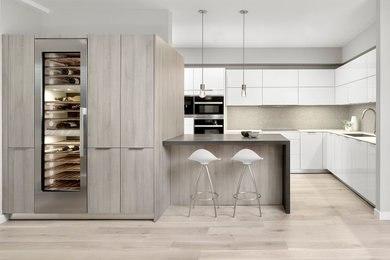 Eat-in kitchen - mid-sized modern l-shaped light wood floor and beige floor eat-in kitchen idea in Los Angeles with an undermount sink, white cabinets, quartz countertops, gray backsplash, mosaic tile backsplash, stainless steel appliances, an island and gray countertops