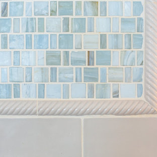 Zweizeilige, Große Maritime Küche mit Vorratsschrank, Unterbauwaschbecken, profilierten Schrankfronten, weißen Schränken, Granit-Arbeitsplatte, Küchenrückwand in Grau, Rückwand aus Metrofliesen, Küchengeräten aus Edelstahl, dunklem Holzboden, Kücheninsel, braunem Boden und weißer Arbeitsplatte in Bridgeport