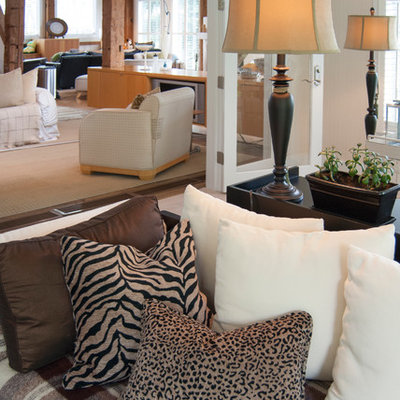 Inspiration for a large farmhouse home design remodel in Cleveland