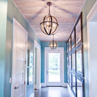 Bild på en stor tropisk hall, med blå väggar och mörkt trägolv