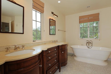 Example of a classic bathroom design in Los Angeles
