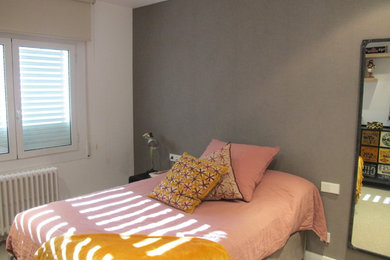 Imagen de dormitorio actual con moqueta