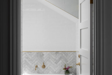 Design ideas for a mid-sized traditional bathroom in Hobart.