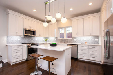 Kitchen - modern kitchen idea in Toronto