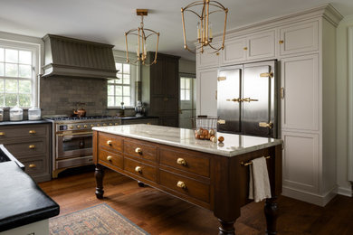 Kitchen - farmhouse u-shaped dark wood floor and brown floor kitchen idea in Philadelphia with a farmhouse sink, shaker cabinets, gray cabinets, gray backsplash, stainless steel appliances, an island and black countertops