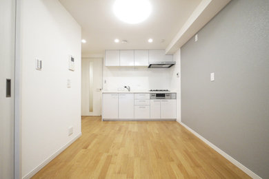 Diseño de salón abierto y blanco minimalista con paredes grises, suelo de contrachapado, suelo beige, papel pintado y papel pintado