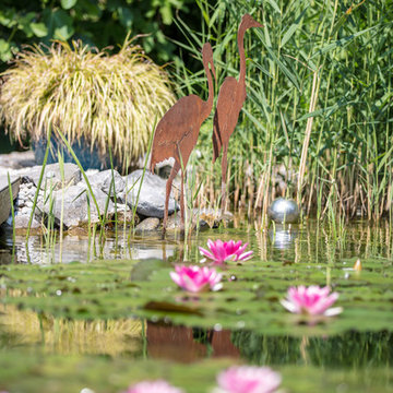 Schwimmteich mit Blick auf den Bodensee