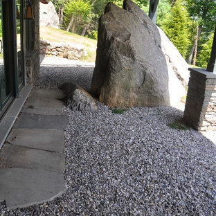 Großer, Halbschattiger Stilmix Vorgarten im Frühling mit Gartenweg in New York