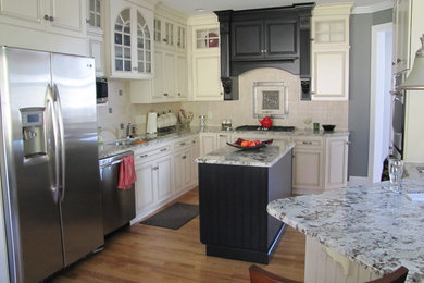 Example of a classic kitchen design in Philadelphia