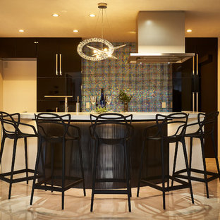 他の地域のモダンスタイルのおしゃれなホームバー (一体型シンク、大理石の床、ベージュの床、白いキッチンカウンター) の写真